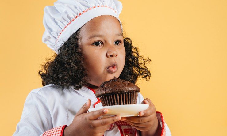 bambina con muffin