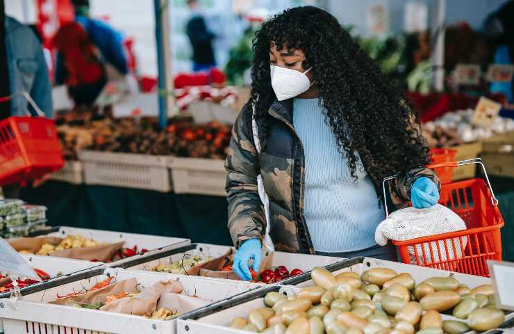 ragazza al supermercato