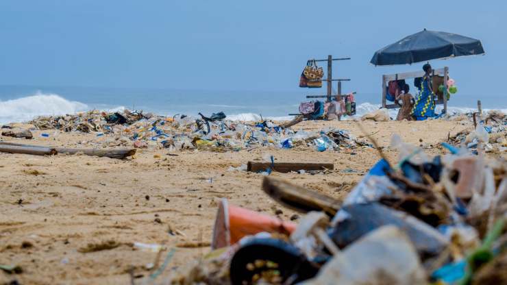 spiaggia inondata dai rifiuti