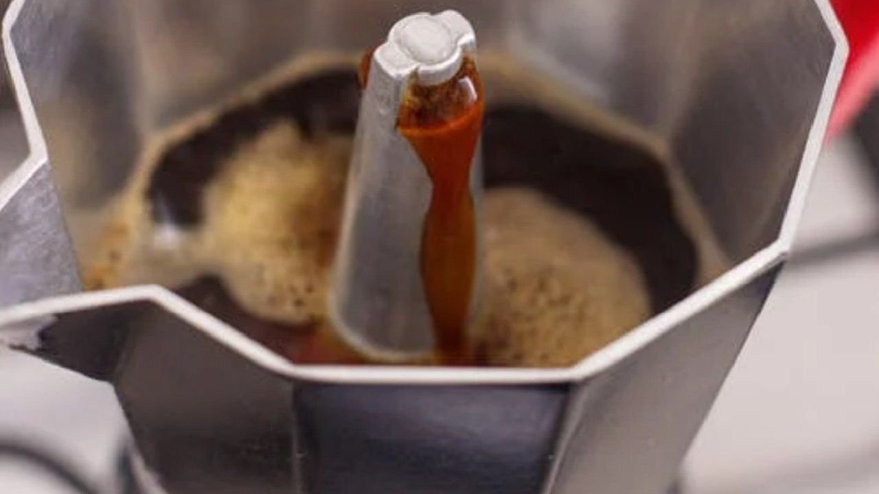 Come fare il caffè perfetto con la moka: trucchi e procedimento per averlo  cremoso