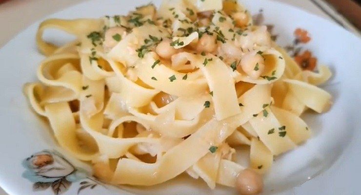 Ceci e tagliatelle con il trucco di Albano