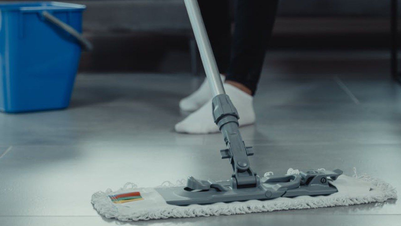 Pulire pavimenti senza detersivo