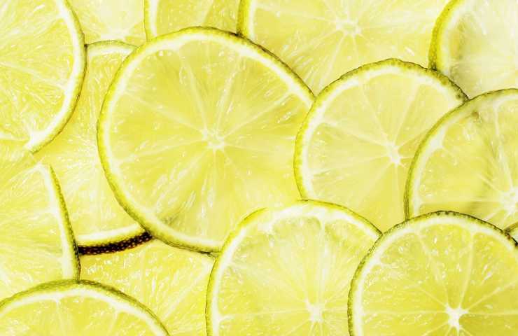 come preparare lo sgrassatore al limone