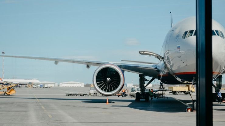 sbrigarsela velocemente areoporto aereo partenza volo viaggiare