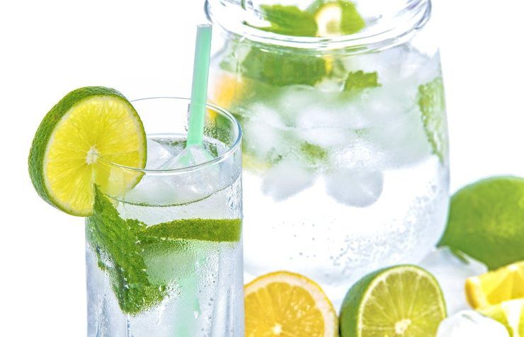 Acqua e limone in bicchiere