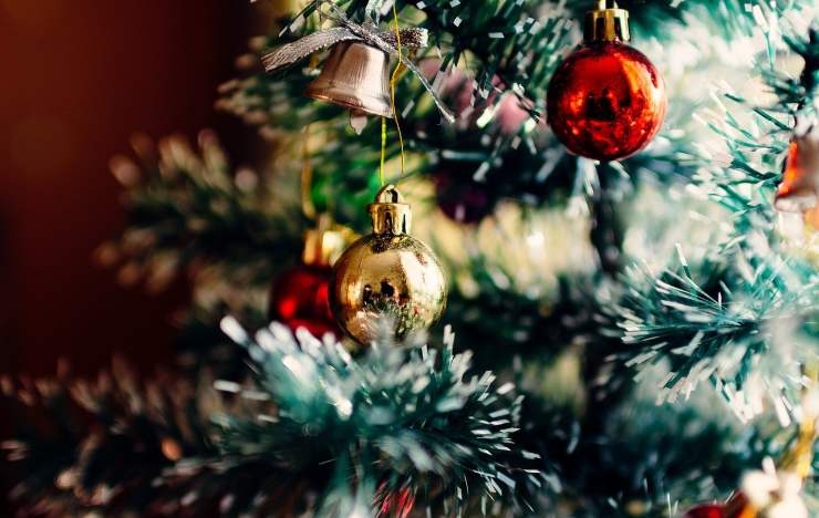 Albero di Natale addobbato con palline oro e rosse