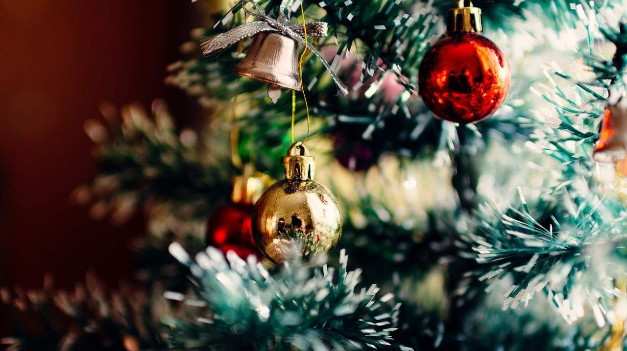 Albero di Natale addobbato con palline oro e rosse