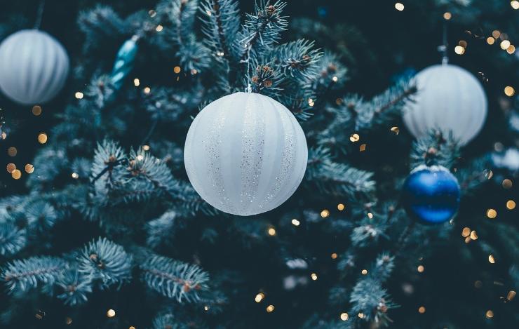 Albero di Natale con palline bianche e blu