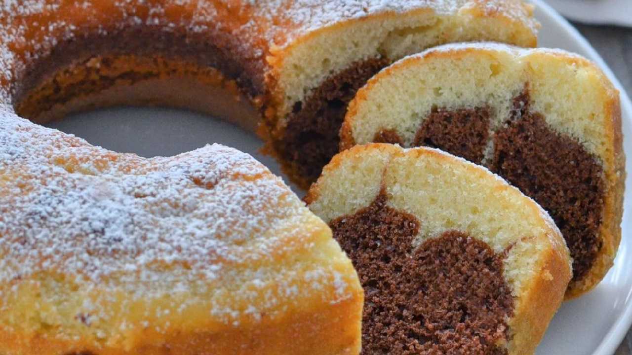 Come preparare Ciambella bicolore ricotta e cacao