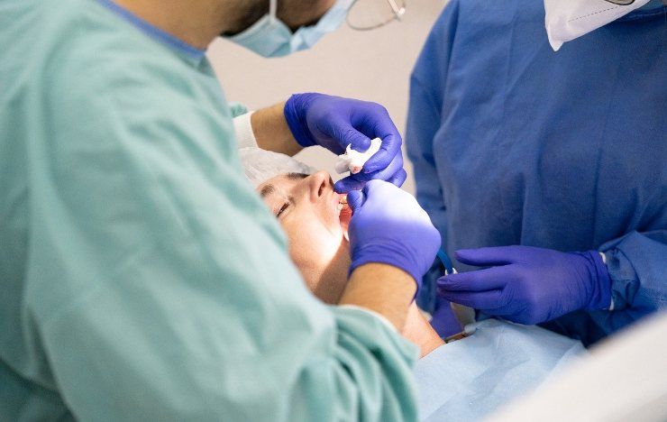 Dentisti a lavoro su paziente