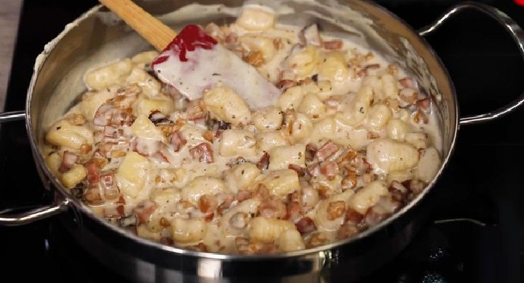 Preparare Gnocchi di zucca speck e taleggio