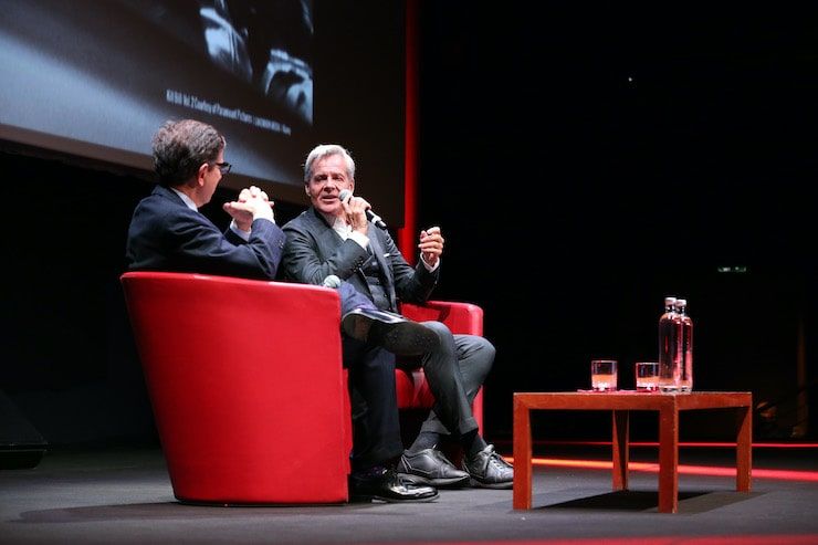 Il cantautore incontra i fan (Getty Images)