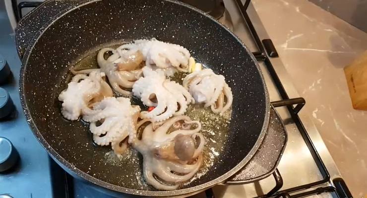 Fare Polpo alla Luciana con pane bruschettato di Barbieri