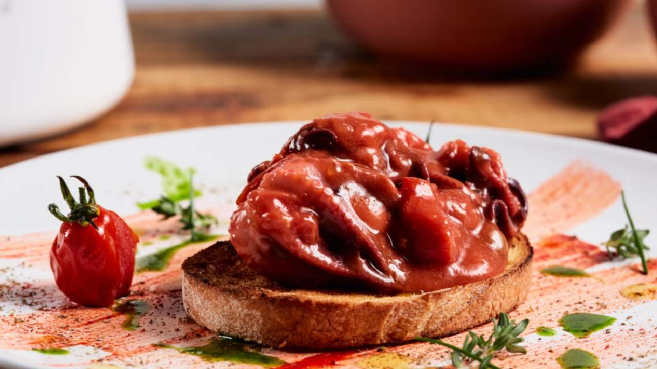 Fare Polpo alla Luciana con pane bruschettato di Barbieri