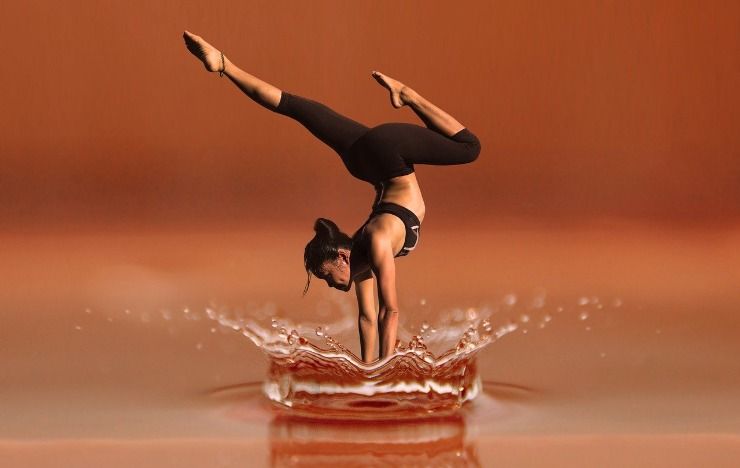 Ragazza in equilibrio sull'acqua