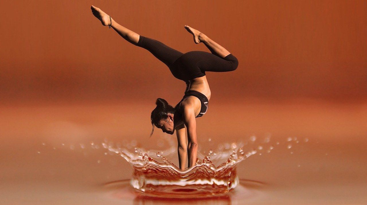 Ragazza in equilibrio sull'acqua