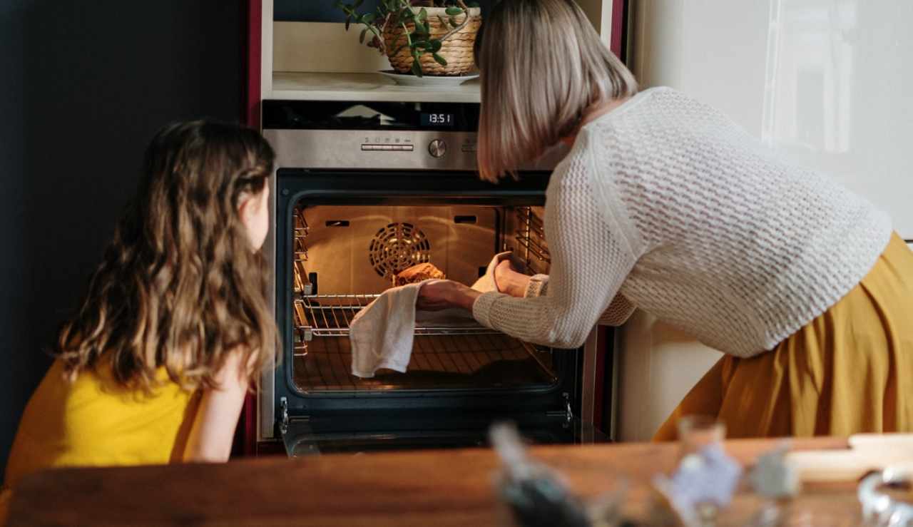 Pulire il forno: i prodotti più efficaci per farlo velocemente