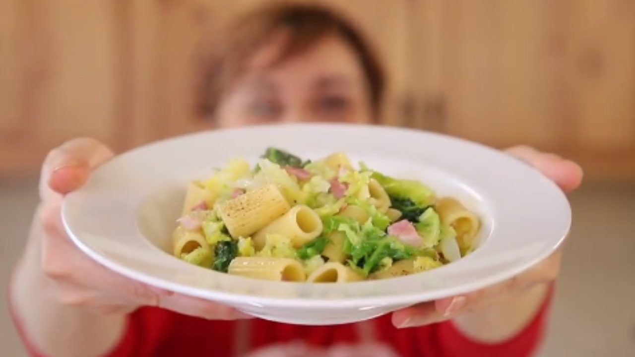 Pasta con verza, l’ingrediente saporito di Benedetta Rossi