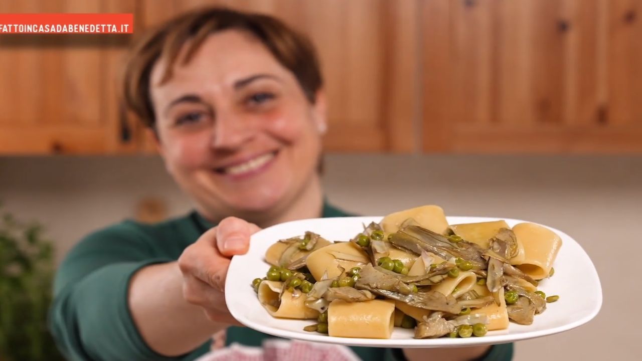 Pasta carciofi e piselli, il primo piatto veloce e gustoso di Benedetta