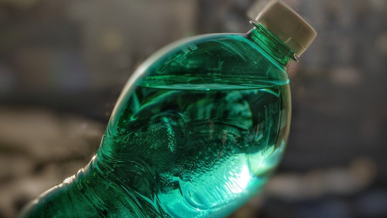Bottiglia contenente acqua effervescente