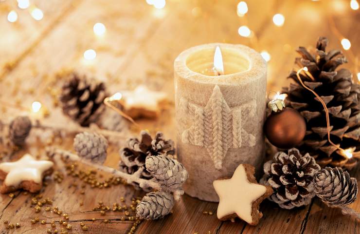 Clima natalizio con pigne e candele