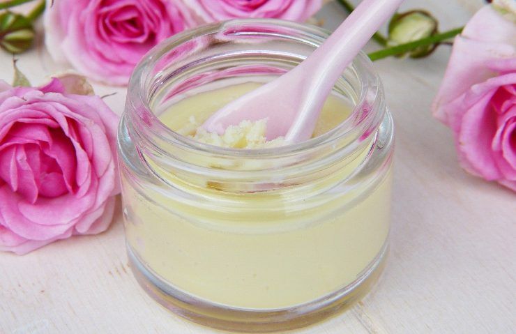 Crema naturale per la pelle in barattolo