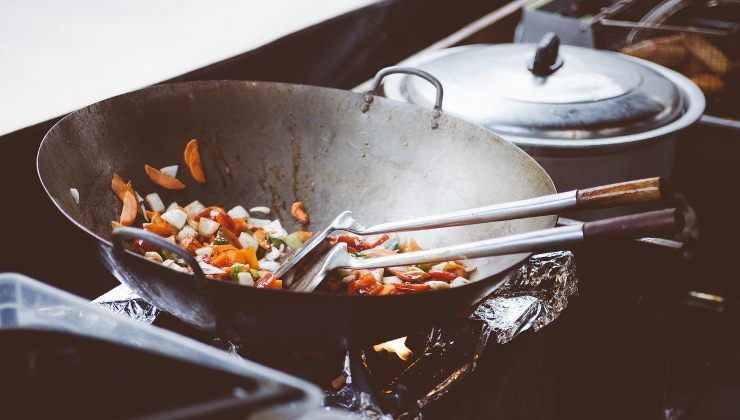 Cucinare e mettere la cucina a soqquadro