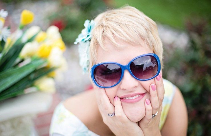 Donna con capelli cortissimi e sguardo sorridente