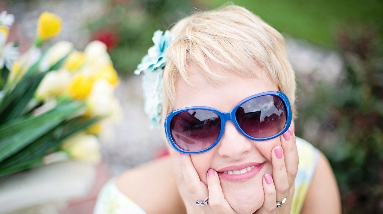 Donna con capelli cortissimi e sguardo sorridente