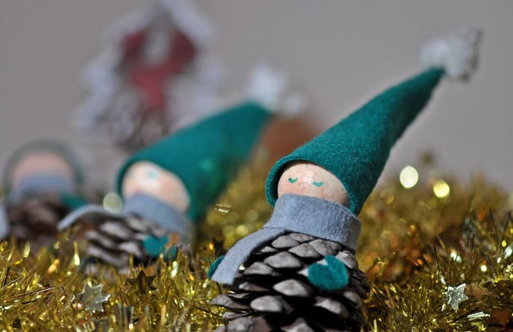 Elfi natalizi con berretto e sciarpa