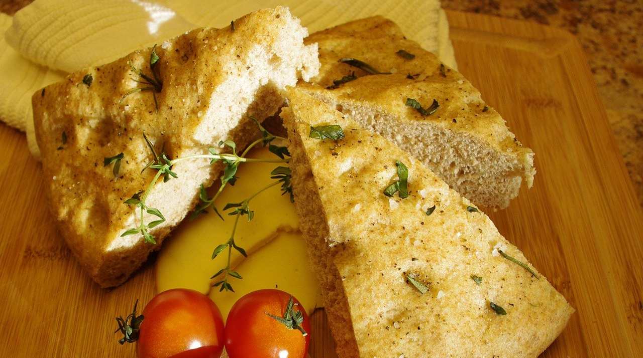 Focaccia semplice, zucca, sale e rosmarino