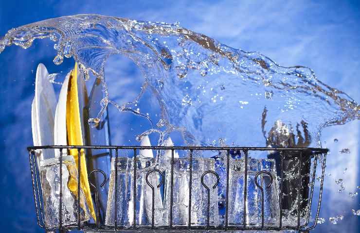 Il getto forte dell'acqua per far brillare i piatti