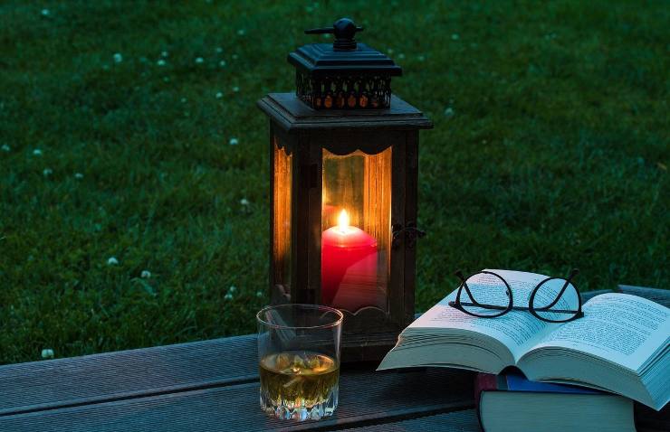 Lanterna in legno per giardino, libro e occhiali