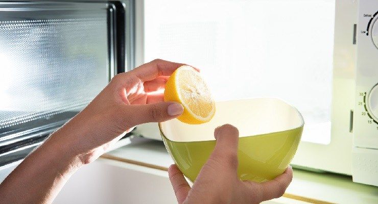 Pulire microonde con limone