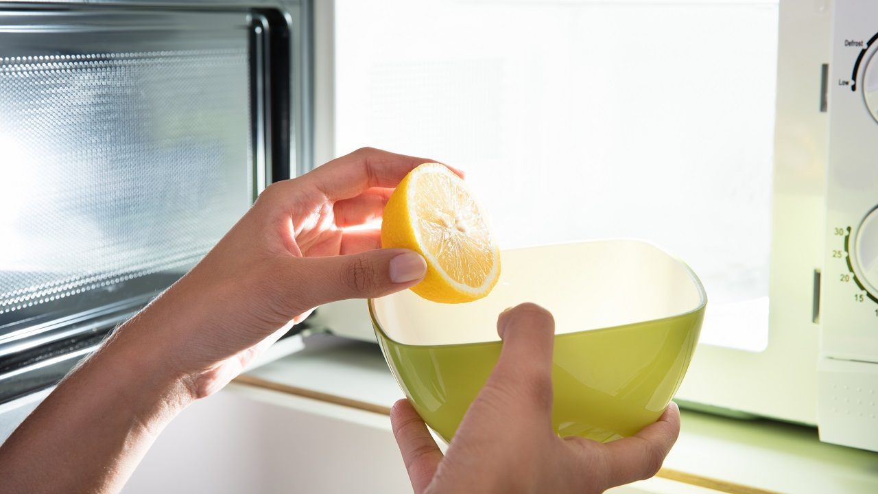 Pulire microonde con limone