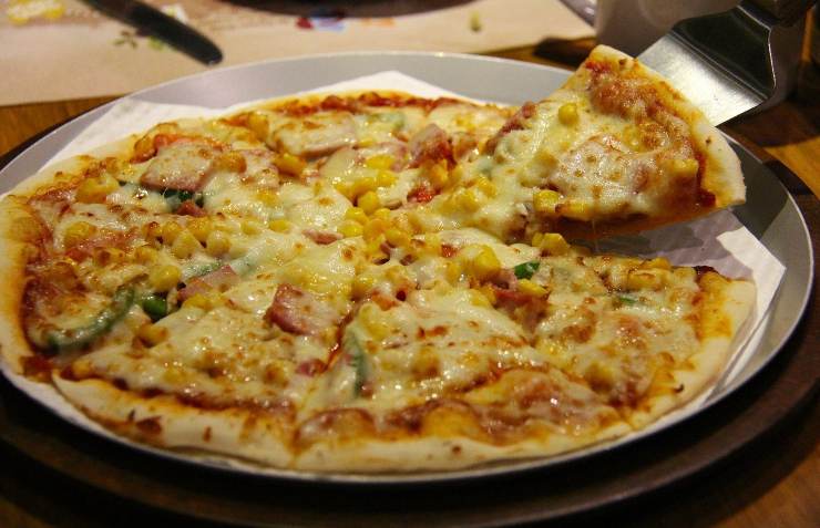 Pizza farcita di tutto, altamente calorica
