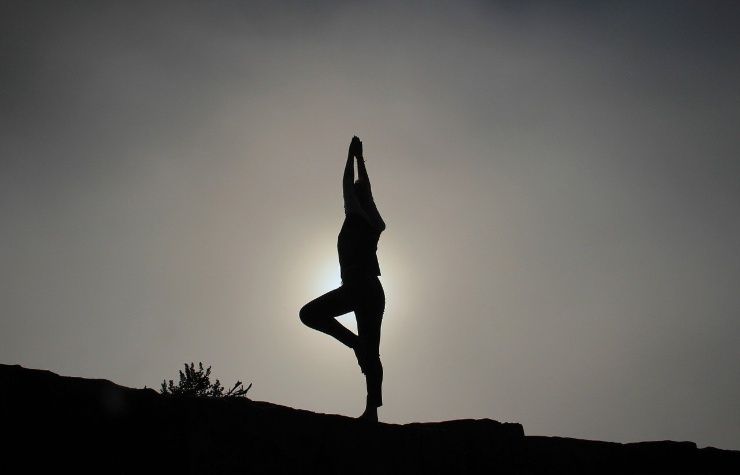 Posa di yoga e stretching al tramonto