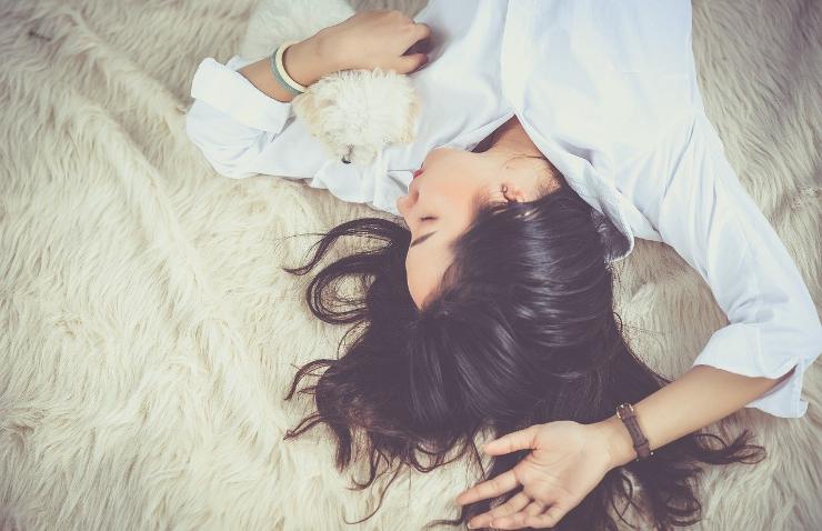 Ragazza e cagnolino che riposano