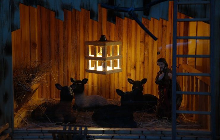 Stalla, presepe con luci soffuse