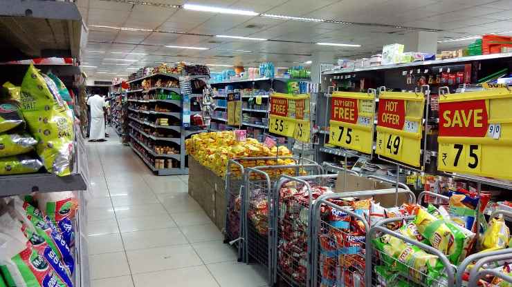 Supermercato con prodotti esposti
