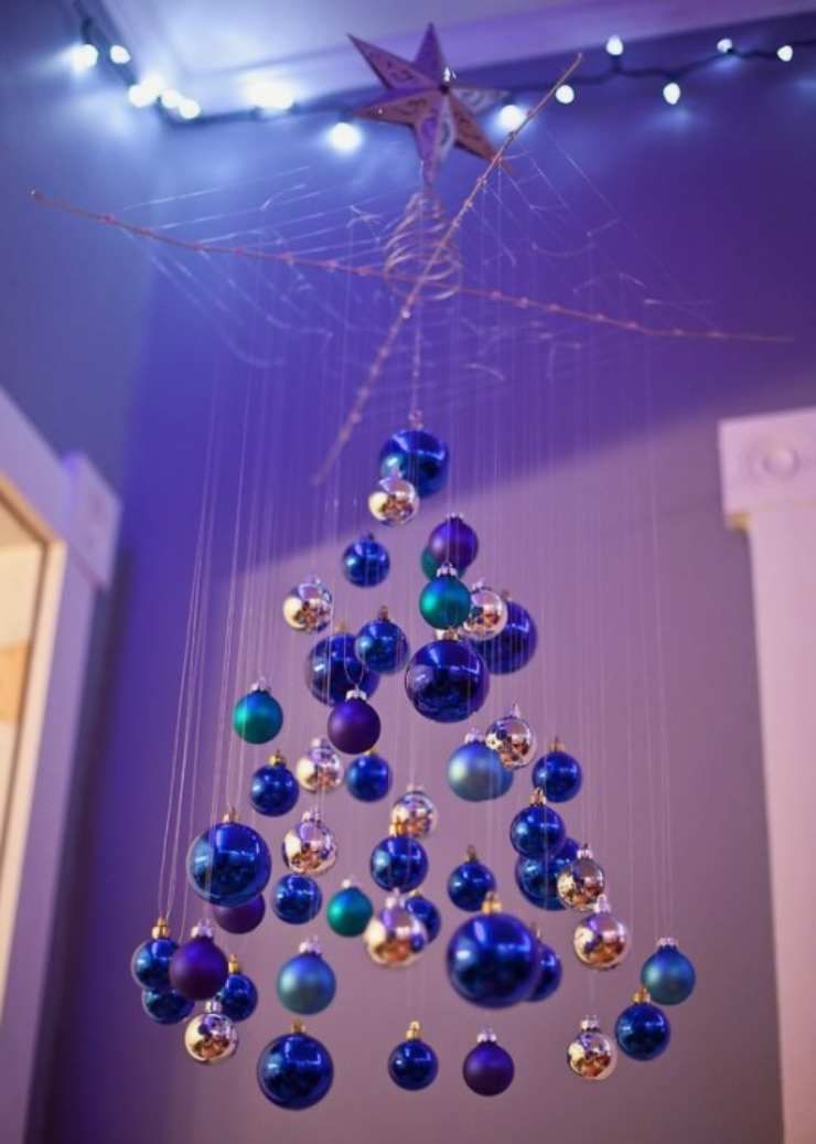 Albero con palline blu