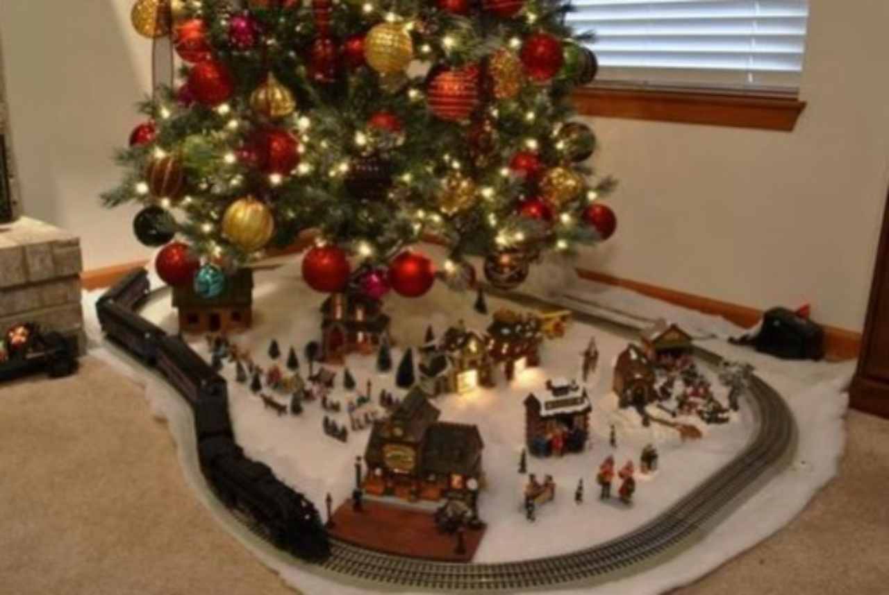 Albero Di Natale Con Trenino E Casette Trenino sotto l'albero di Natale: diversi modi di allestirlo per grandi