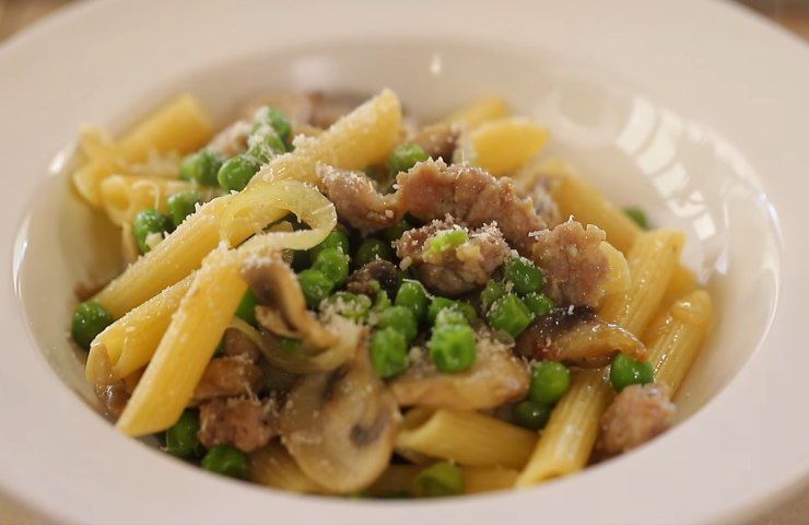 Pasta salsiccia, piselli e funghi