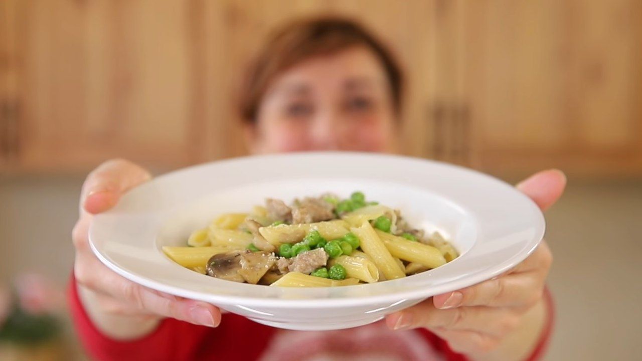 Pasta salsiccia, piselli e funghi, il primo piatto di Benedetta Rossi