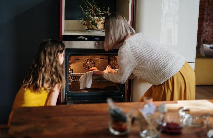 Alcuni trucchi per velocizzare la pulizia del forno e delle teglie