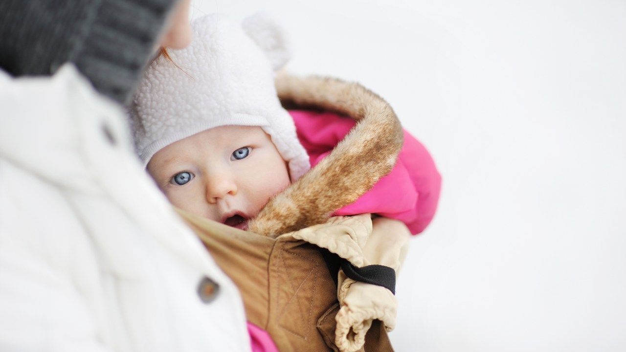 Bimba coperta per l'inverno