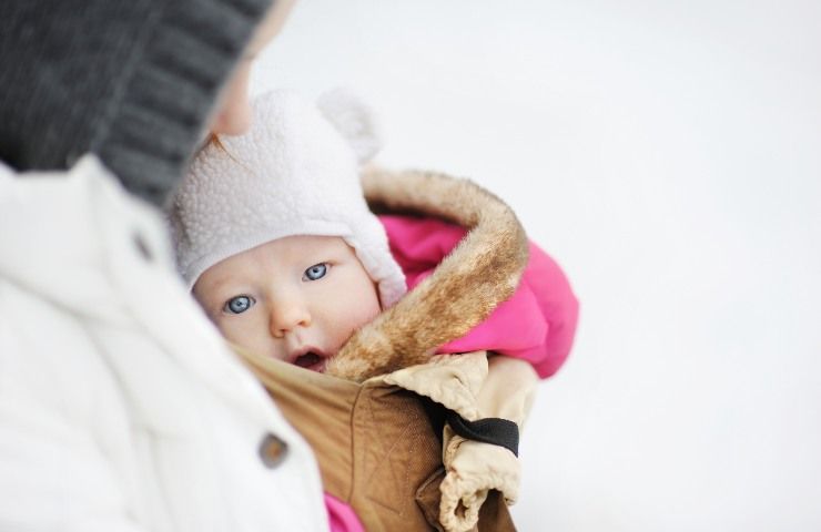 Bimba coperta per l'inverno