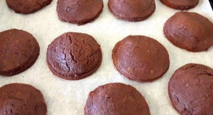 Biscotti al cacao ripieni di mele