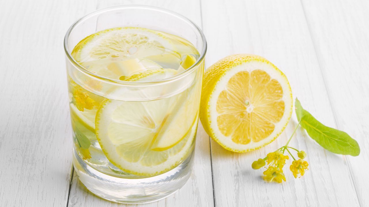I benefici di bere acqua e limone