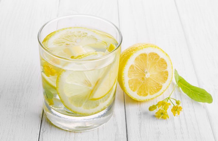 I benefici di bere acqua e limone
